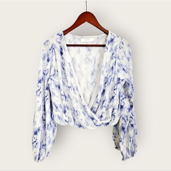 ASTR The Label Pleated Surplice Crepe Split Faux Wrap Balloon Sleeve Blouse S - Picture 2 of 9